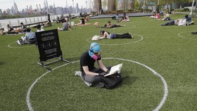 FOTO: Jaga Jarak Saat Berjemur di Taman New York