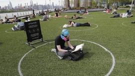 FOTO: Jaga Jarak Saat Berjemur di Taman New York