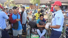 Ratusan Pemudik ke Pulau Raas Madura Padati Pelabuhan Jangkar