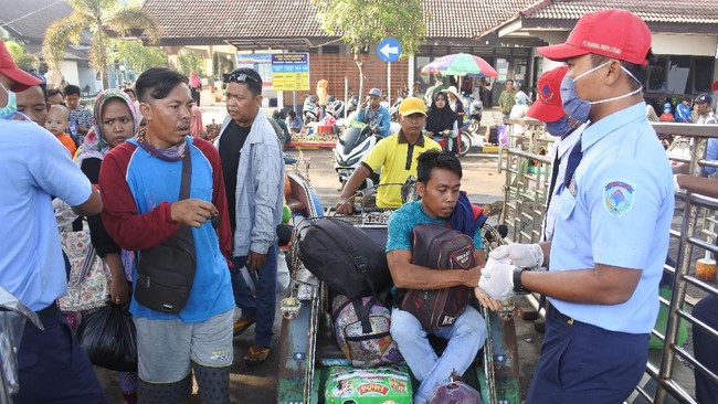 Sejumlah calon penumpang antre memasuki area Pelabuhan Jangkar di Situbondo, Jawa Timur, Sabtu (4/4/2020). Warga Pulau Raas, Sumenep yang bekerja di Bali memilih pulang ke kampung halaman menyusul merebaknya COVID-19. ANTARA FOTO/Seno/wsj.