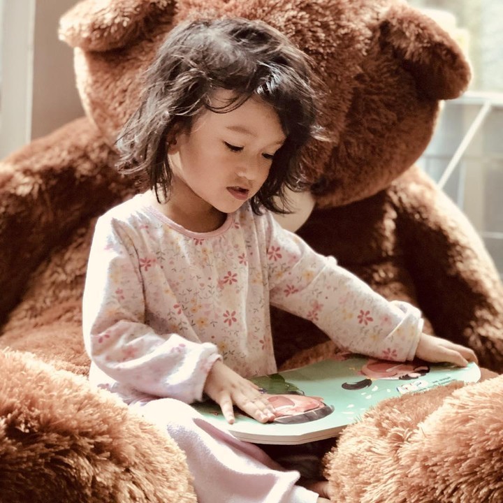 <p>Atiqah Hasiholan dan Rio Dewanto memiliki seorang putri bernama Salma Jihane Putri Dewanto. (Foto: Instagram @atiqahhasiholan)</p>