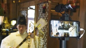 FOTO: 'Suci' Ritual Daring Kuil Shinto di Jepang saat Pandemi