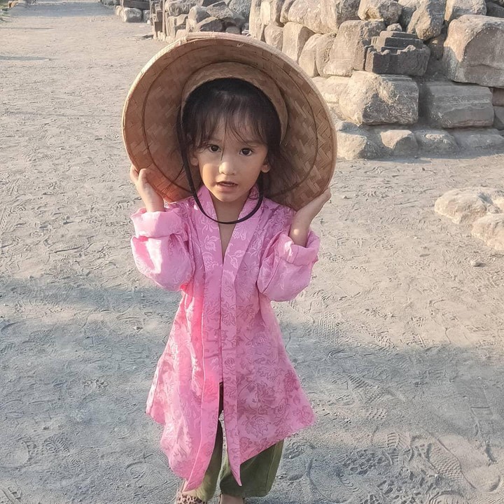 <p>Selain mengenakan pakaian Disney, Sal dipakaikan baju tradisional juga lho. Sal sangat anggun dengan kebaya berwarna pink ini. (Foto: Instagram @atiqahhasiholan)</p>