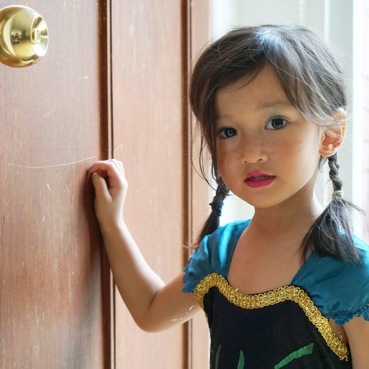 <p>Anak sulung Rio dan Atiqah ini terlihat manis ya ketika memakai baju princess seperti ini. Sal didandani seperti Princess Anna nih. (Foto: Instagram @atiqahhasiholan)</p>