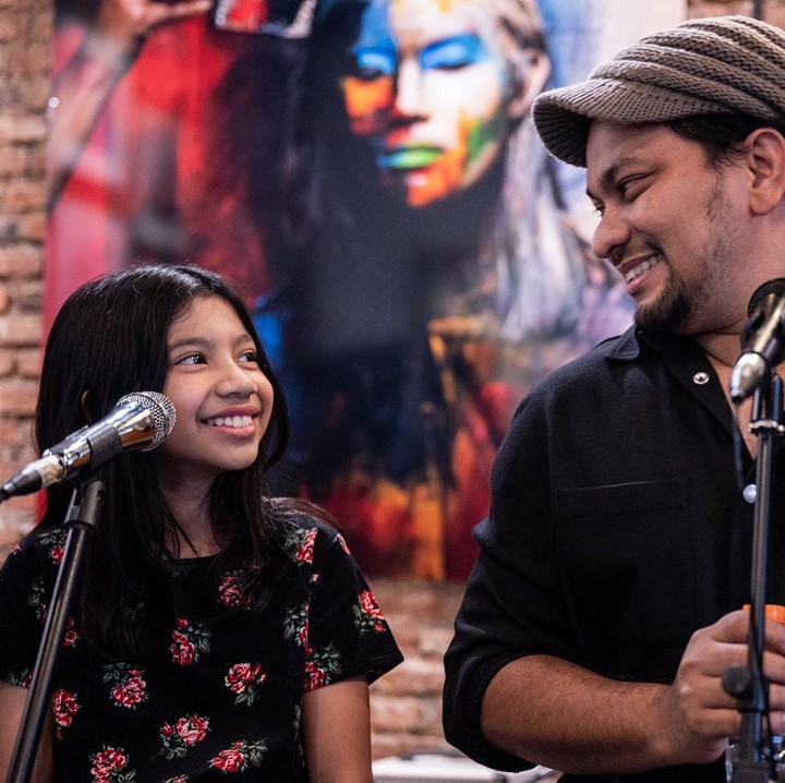 <p>Buah jatuh tak jauh dari pohonnya. Tampaknya tepat disematkan untuk putri kecil Tompi ini ya, Cut Ayesha. Bakat bermusik sepertinya turunan dari sang ayah. (Foto: Instagram @dr_tompi)</p>