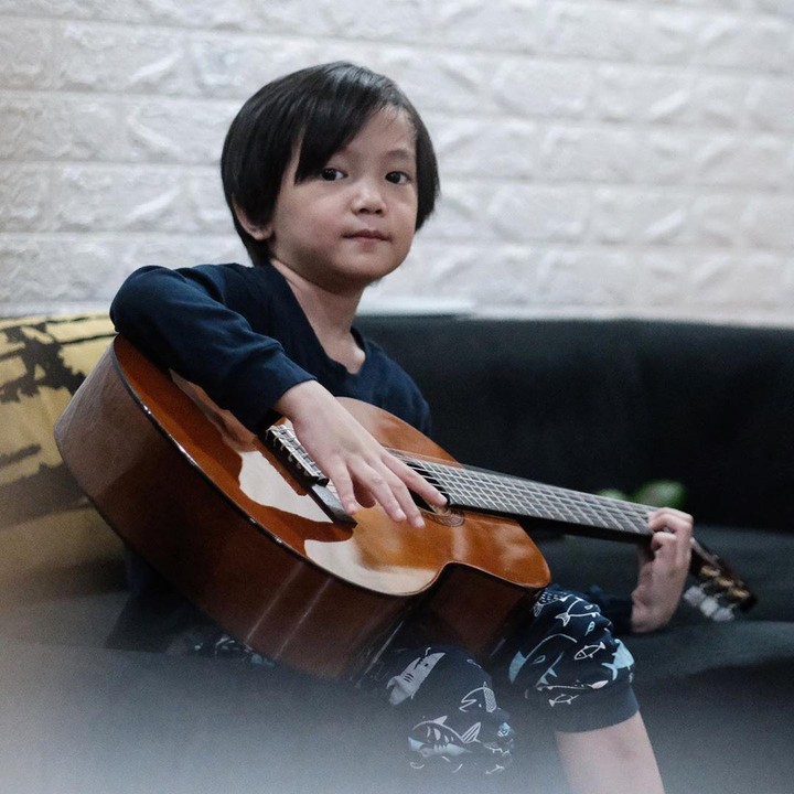 <p>Putra Anji, Saga Omar juga telah menunjukkan eksistensinya di dunia musik. Meski masih kecil, Saga bahkan sudah punya single sendiri yang berjudul Telur Dadar. (Foto: Instagram @sagaomarnagata)</p>