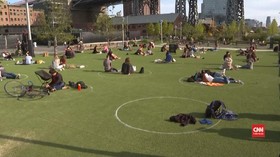 VIDEO: Dibatasi Lingkaran, Warga New York Berjemur di Taman