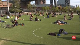 VIDEO: Dibatasi Lingkaran, Warga New York Berjemur di Taman