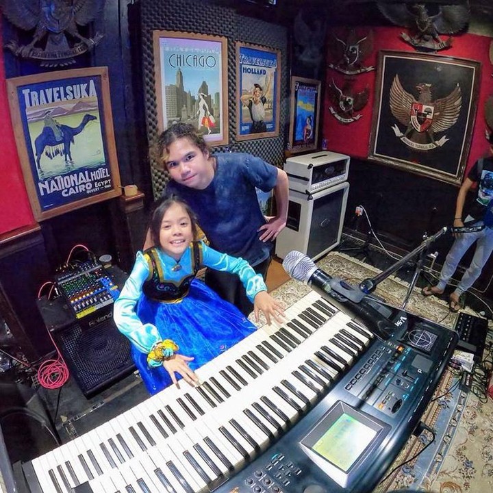 <p>Mengikuti jejak orang tua serta kakak-kakaknya, putri Ahmad Dhani dan Mulan Jameela, Safeea Ahmad sudah menunjukkan bakatnya di dunia musik nih sepertinya. (Foto: Instagram @ahmaddhaniofficial)</p>