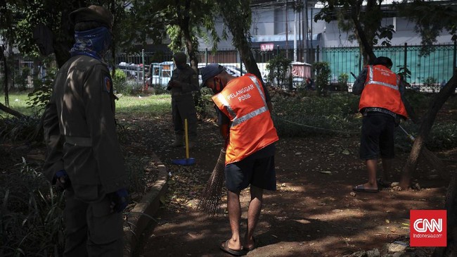 Kemendagri meminta pemerintah daerah memperbanyak sanksi sosial selama PPKM Mikro agar masyarakat disiplin mematuhi protokol kesehatan.