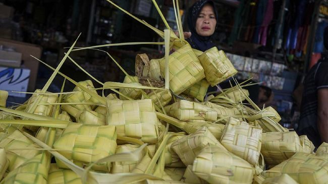 PENJUALAN KULIT KETUPAT JELANG LEBARAN LESU Penjual kulit ketupat menata jualannya di Pasar Besar, Palangkaraya, Kalimantan Tengah, Rabu (20/5/2020). Menurut pedagang setempat menjelang perayaan Lebaran Idul Fitri 1441 H penjualan kulit ketupat masih lesu dan permintaan menurun hingga 70 persen dibandingkan tahun sebelumnya, akibat terdampak pandemi COVID-19 serta penerapan Pembatasan Sosial Berskala Besar (PSBB). ANTARA FOTO/Makna Zaezar/aww.