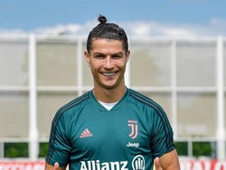 Cristiano Ronaldo Tersenyum Lagi