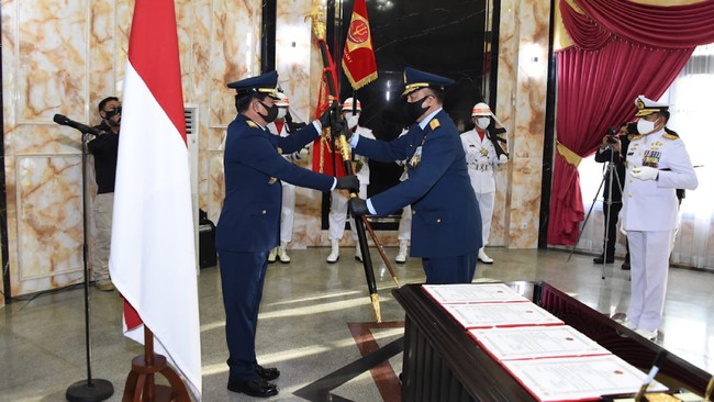 Upacara penyerahan jabatan Yudo Margono jadi KSAL dan Fadjar Prasetyo jadi KSAU di di Subden Denma Mabes TNI, Jakarta. Prosesi ini berlangsung sebelum mereka dilantik Presiden Jokowi.