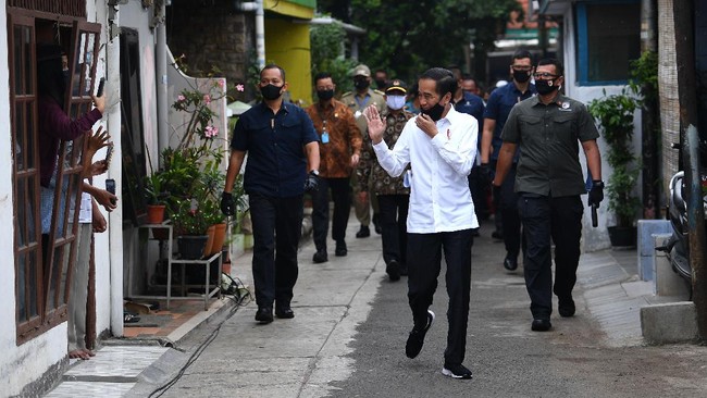 Kapolres Sukabumi mengaku diperintahkan menyampaikan pesan serta amanah untuk keluarga terduga teroris yang mengontrak di Desa Cibodas, Sukabumi.