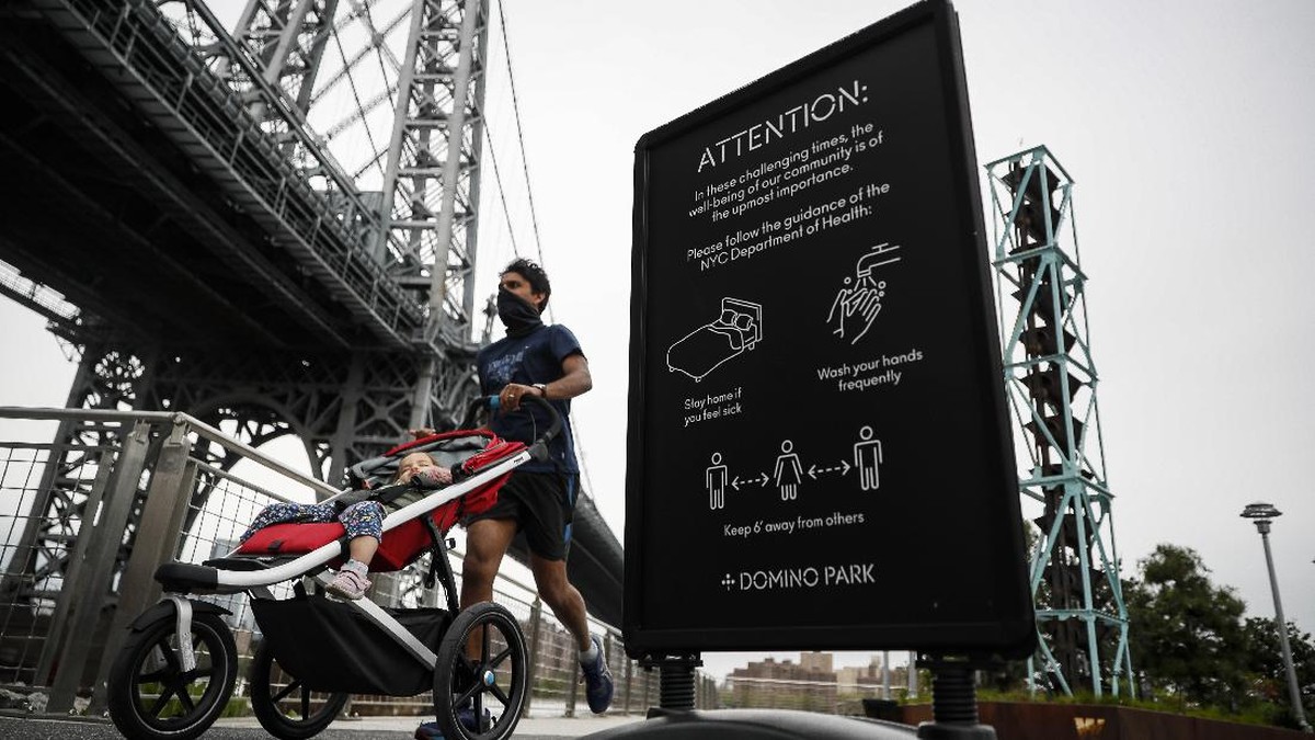 FOTO: Jaga Jarak Saat Berjemur di Taman New York