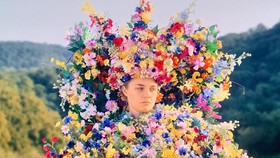 Museum Oscar Menang Lelang Gaun dari Film Midsommar