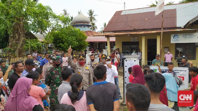 Sejumlah warga mendatangi kantor Wali Nagari Muara Kandis Punggasan, Kecamatan Linggo Sari Baganti, Kabupaten Pesisir Selatan (Pessel), Sumatera Barat, untuk mempertanyakan penerima BLT, Rabu (20/5).