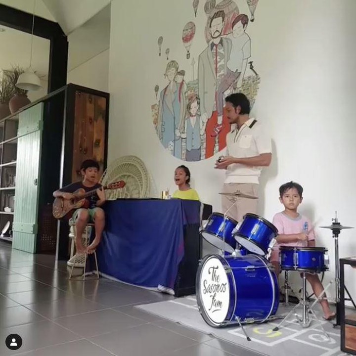 <p>Sudah bukan rahasia lagi nih kalau Dru, Widuri, dan Den Bagus, ketiga jagoan kecil Widi Mulia dan Dwi Sasono ini sudah jago bermusik. (Foto: Instagram @widimulia)</p>