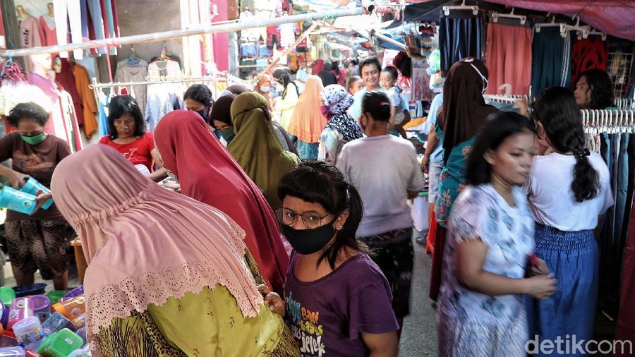 Geliat Pasar Kober Jakarta Jelang Lebaran Jelang Lebaran, banyak warga Jakarta mulai memadati pasar tradisional guna membeli bermacam kebutuhan. Seperti terpantau di Pasar Kober, Tanjung Priok, Jakarta Utara.