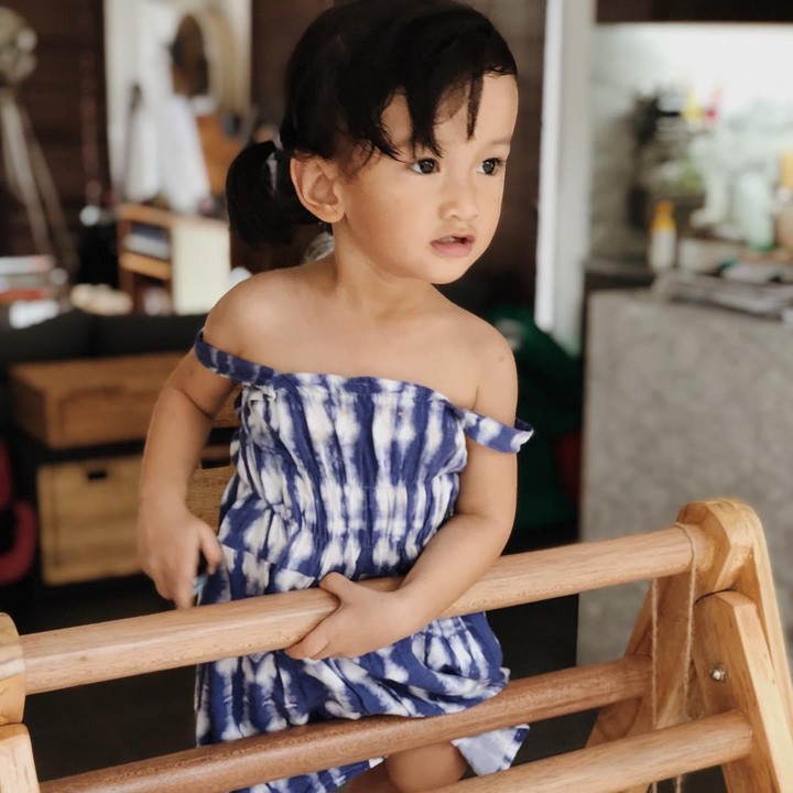 <p>Putri kecil Atiqah yang akrab disapa Sal ini sangat menggemaskan lho, Bunda. (Foto: Instagram @atiqahhasiholan)</p>