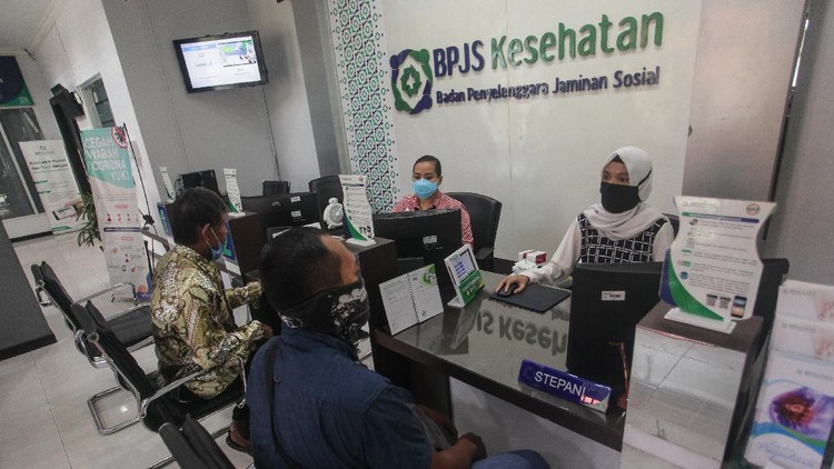 Pegawai melayani peserta BPJS Kesehatan, Palangkaraya, Kalimantan Tengah, Rabu (22/4/2020). Pemerintah membatalkan kenaikan iuran BPJS Kesehatan mengikuti keputusan Mahkamah Agung (MA) nomer 7 tahun 2020 tentang pembatalan kenaikan iuran jaminan kesehatan per satu April 2020 bagi peserta pekerja bukan penerima upah (PBPU) dan peserta bukan pekerja (PB).