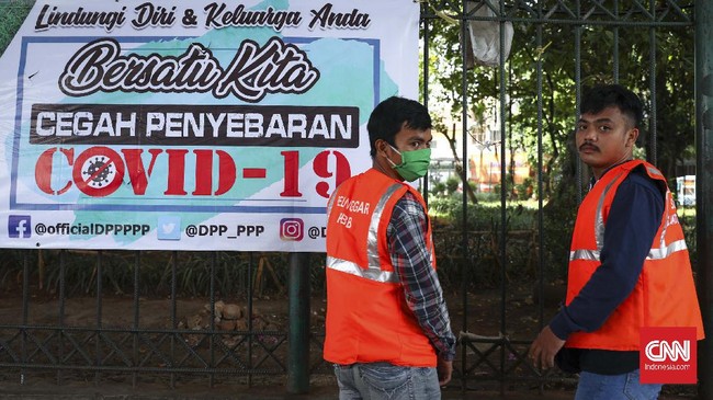 FOTO: Sanksi Push Up hingga Siram Tanaman bagi Pelanggar PSBB