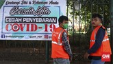 SANKSI BAGI PELANGGAR PSBB Pelanggar Pembatasan Sosial Berskala Besar (PSBB) menerima sanksi di kawasan Terminal Kampung Melayu, Jakarta, Rabu, 20 Mei 2020. Sanksi kerja sosial seperti menyapu, menyiram tanaman sampai push-up diberlakukan bagi warga yang tak mengenakan masker saat beraktifitas di tempat umum. CNNIndonesia/Safir Makki