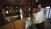 Kuil Shinto di Jepang Hibur Mereka yang Dirumah Aja In this May 8, 2020, photo, a priest prepares a livestream prayer during a 10-day trial of