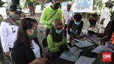 SANKSI BAGI PELANGGAR PSBB Sejumlah pelanggar PSBB yang tak mengenakan masker di data petugas di kawasan Terminal Kampung Melayu, Jakarta, Rabu, 20 Mei 2020. Sanksi kerja sosial seperti menyapu, menyiram tanaman sampai push-up diberlakukan bagi warga yang tak mengenakan masker saat beraktifitas di tempat umum. CNNIndonesia/Safir Makki