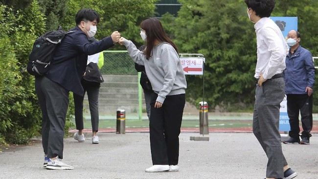 Jumlah kasus harian virus corona di Korea Selatan terus bertambah di atas 300 selama dua hari berturut-turut pada Kamis (18/11) dengan 343 kasus baru