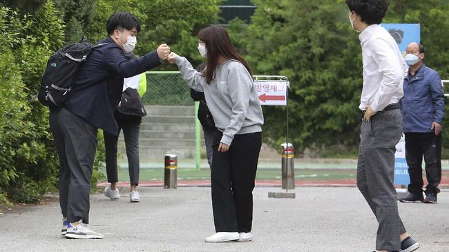 Korsel Catat Kasus Covid di Atas 300 Dua Hari Berturut-turut Jumlah kasus harian virus corona di Korea Selatan terus bertambah di atas 300 selama dua hari berturut-turut pada Kamis (18/11) dengan 343 kasus baru