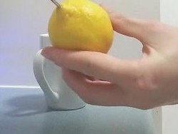 Begini Cara Memeras Jeruk Lemon Agar Airnya Banyak