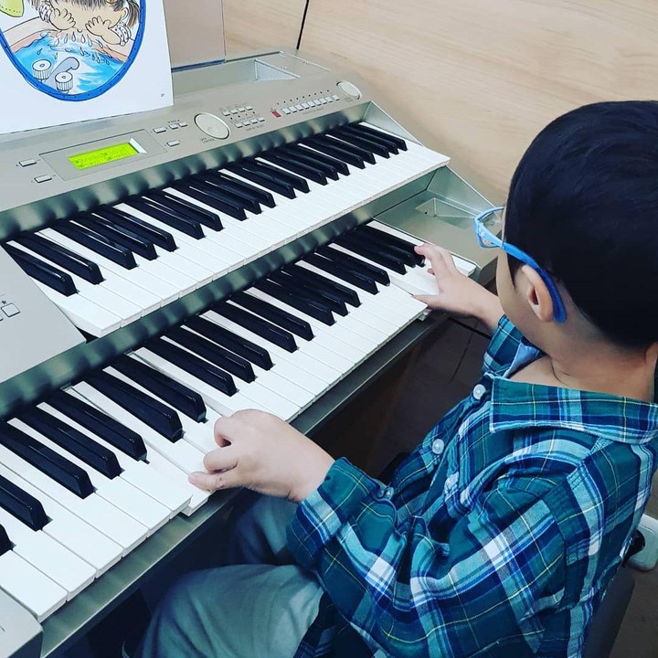 <p>Cynthia Lamusu dan Surya Saputra pelan-pelan mulai mengenalkan musik pada buah hati mereka, si kembar Tatjana dan Bima. (Foto: Instagram @cynthia_lamusu)</p>