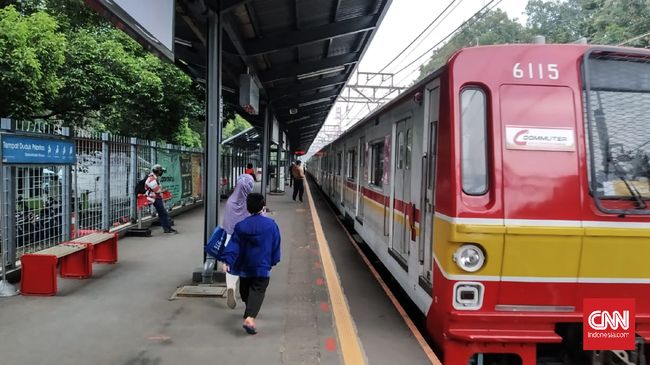 new normal di KRL Suasana Stasiun Duren Kalibata, Senin (18/5) pagi.