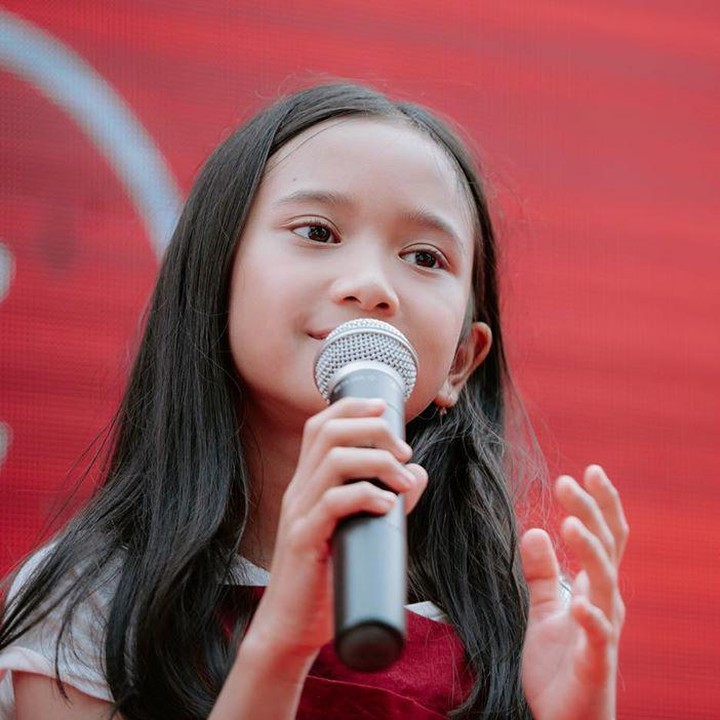 <p>Anak Baim dan Artika Sari Devi, Sarah Abiela juga sudah hobi bermusik sejak kecil lho. Dia memiliki suara yang bagus, Bunda. (Foto: Instagram @abbeyabiela)</p>