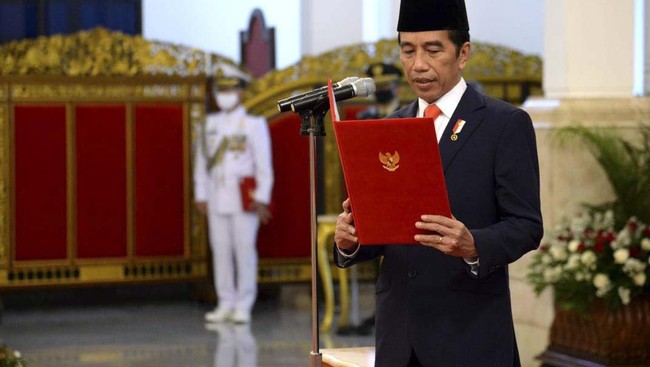 Sepanjang kepemimpinan Jokowi, tongkat komando Panglima TNI pernah dipegang satu perwira bintang empat dari TNI AU dan tiga bintang empat dari TNI AD.