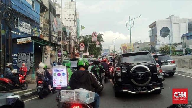 Jalan Mampang Prapatan Raya terlihat dipadati kendaraan