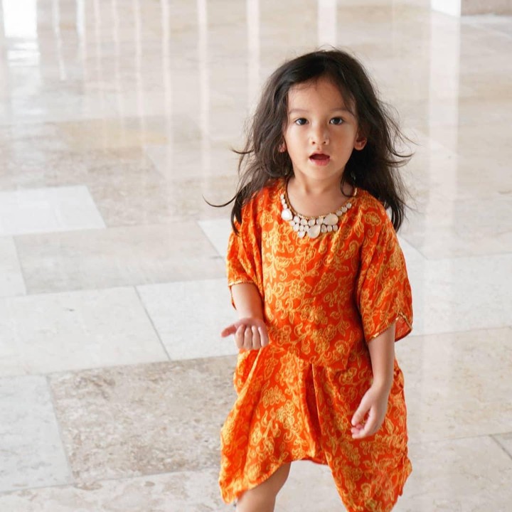 <p>Pakai blouse batik pun terkilat cute ya. Makin besar makin cantik deh. Semoga sehat selalu, Sal. (Foto: Instagram @atiqahhasiholan)</p>