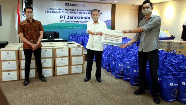 Direktur utama Jamkrindo Randi Anto menyaksikan seremonial penyerahkan bantuan Jamkrindo Peduli Dampak Covid dari Serikat Karyawan kepada TIM Jamkrindo Peduli pada Selasa , 19 Mei 2020.