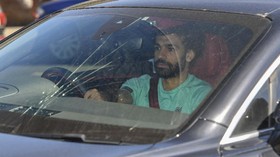Latihan Perdana Liverpool, Kaca Mobil Mo Salah Pecah
