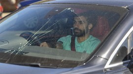 Latihan Perdana Liverpool, Kaca Mobil Mo Salah Pecah
