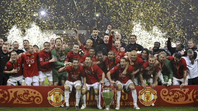 Manchester United players pose with the trophy after beating Chelsea in the final of the Champions League football match at the Luzhniki stadium in Moscow on May 21, 2008. The match remained at a 1-1 draw and Manchester won on penalties after extra time.       AFP PHOTO / Franck Fife (Photo by FRANCK FIFE / AFP)