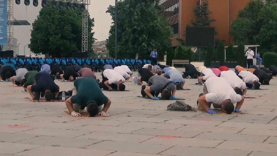 Pemerintah Masih Tutup Masjid, Umat Islam di Kosovo Protes