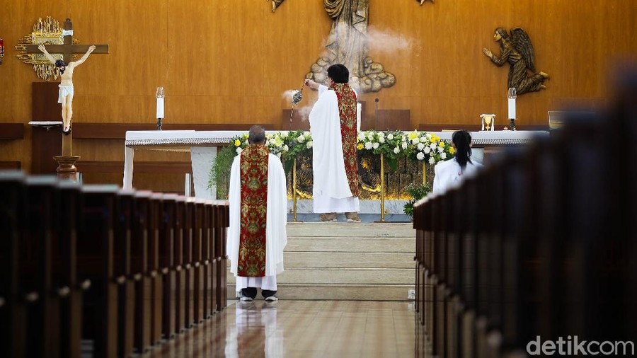 Ibadah Kenaikan Isa Almasih secara online digelar di Gereja San Mare&comma; Bintaro&comma; Tanggerang Selatan&comma; Kamis &lpar;21&sol;5&sol;2020&rpar;&period;