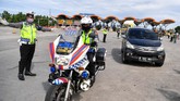 LALU LINTAS DI TOL CIPALI SEPI Petugas Polresta Cirebon mengarahkan kendaraan untuk putar arah kembali menuju Jakarta, di pintu Tol Cipali Palimanan, Cirebon, Jawa Barat, Kamis (21/5/2020). Pemeriksaan tersebut sebagai upaya penyekatan gelombang pemudik jelang perayaan Hari Raya Idul Fitri 1441 H dari arah Jakarta menuju Jawa Tengah. ANTARA FOTO/Nova Wahyudi/nz
