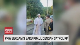VIDEO: Pria Bergamis Baku Pukul dengan Satpol PP
