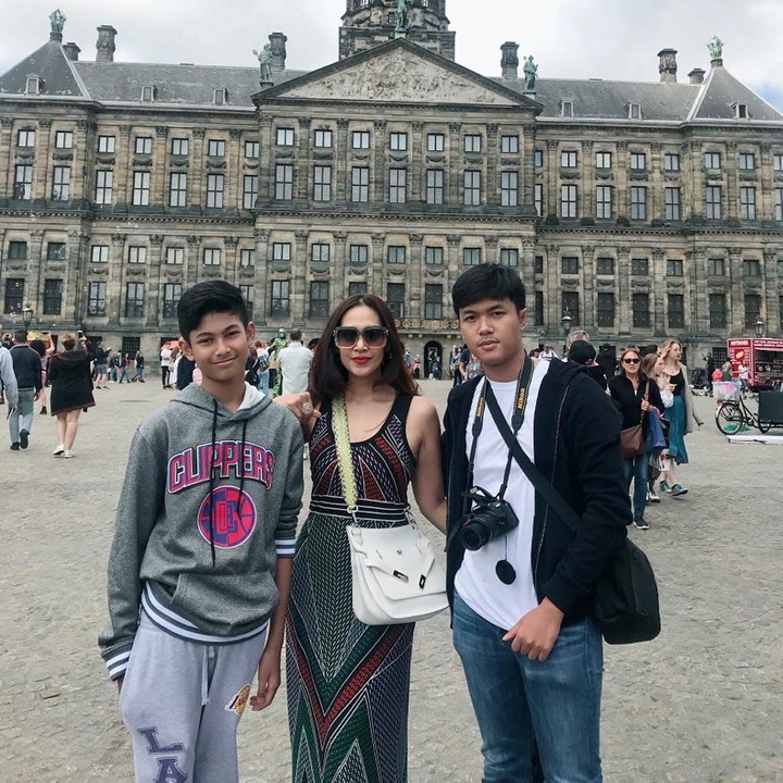 <p>Jalan-jalan ditemani dua jagoan, pastinya seru banget ya, Bunda? (Foto: Instagram @diahpermatasari_d_p_s)</p>