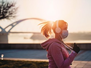 Long Weekend Jangan Rebahan Terus! Check Out Jaket Olahraga Anti UV Biar Workout Makin Semangat