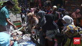 Polisi dan Satpol PP Kewalahan Tertibkan PKL di Jatinegara