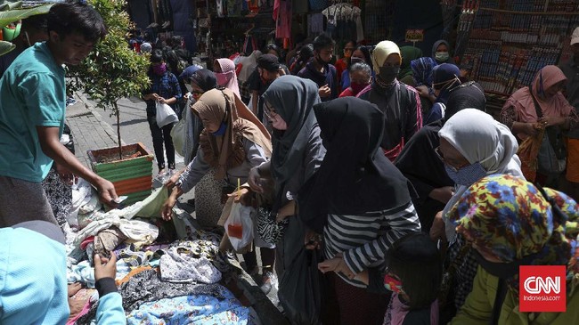 Pengunjung memadati pedagang kaki lima di Pasar Mester, Jatinegara, Jakarta, Rabu, 20 Mei 2020. Menjelang lebaran Idul Fitri, warga mulai mencari kebutuhan pelengkap lebaran. CNNIndonesia/Safir Makki
